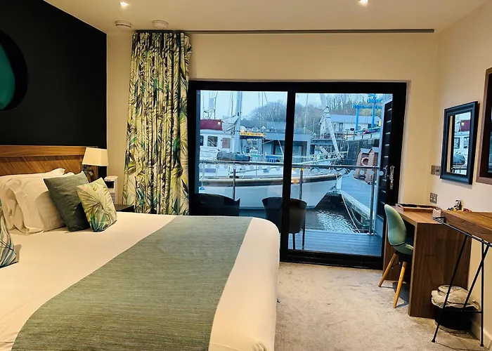Rooms At Penarth Marina